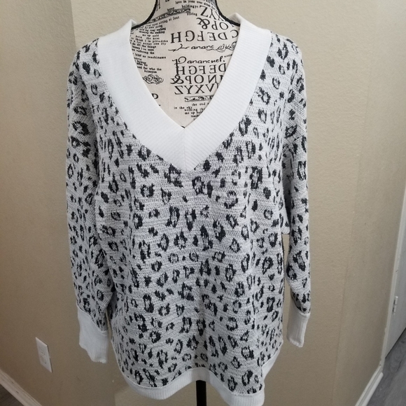 Vince Camuto animal print size Medium - Picture 1 of 8